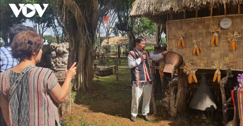 Le collectionneur d’antiquités Dang Minh Tam présente les outils de travail des habitants des Hauts Plateaux du Centre aux visiteurs. Photo : VOV