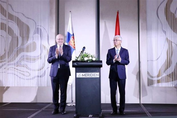 Le vice-président du Comité populaire de Hô Chi Minh-Ville, Vo Van Hoan (à droite) et l'ambassadeur de Finlande au Vietnam Keijo Norvanto. Photo : VNA.
