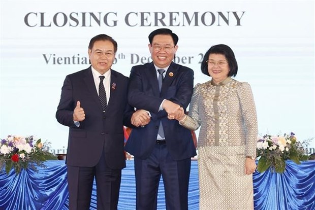 Les trois Présidents de l'AN du Camboge (1ere, à droite), du Vietnam (au milieu) et du Laos (1er, à gauche). Photo : VNA.