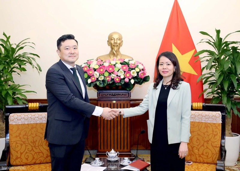 La vice-ministre des Affaires étrangères, Nguyên Minh Hang (à droite), et Juhern Kim, représentant en chef du Conseil de l’Institut mondial de la croissance verte (GGGI) au Vietnam. Photo : Baoquocte.vn