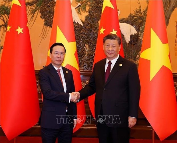Le Président vietnamien, Vo Van Thuong (à gauche) et le Secrétaire général et Président chinois, Xi Jinping, se serrent la main lors d’une entrevue le 20 octobre 2023 à Pékin. Photo : VNA.