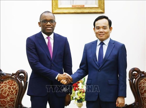 Le Vice-Premier ministre vietnamien, Trân Luu Quang (à droite) et le ministre béninois des Affaires étrangères, Olushegun Adjadi Bakari, à Hanoi, le 14 décembre. Photo : VNA. 