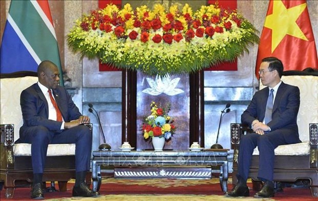 Le Président vietnamien, Vo Van Thuong (à droite) et le Vice-Président sud-africain Paul Mashatile, à Hanoi, le 14 décembre. Photo : VNA.
