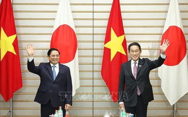Le Premier ministre vietnamien, Pham Minh Chinh (à gauche) et son homologue japonais, Kishida Fumio. Photo : VNA.