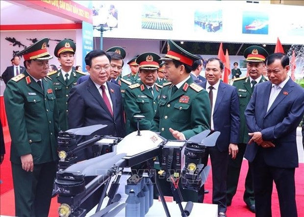 Le Président de l'Assemblée nationale, Vuong Dinh Huê, visite un espace d'exposition de produits de l'industrie de la défense. Photo : VNA.