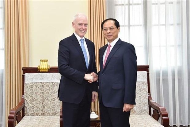 Le ministre vietnamien des Affaires étrangères, Bùi Thanh Son (à droite) et le sous-ministre des Affaires mondiales Canada, David Morrison, à Hanoi, le 14 décembre. Photo : VNA.