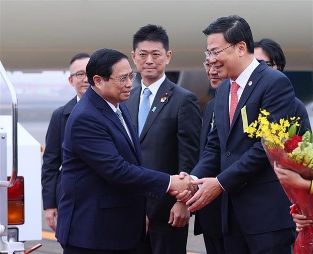 L'ambassadeur du Vietnam au Japon, Pham Quang Hiêu (à droite) accueille le Premier ministre Pham Minh Chinh (à gauche) à l'aéroport. Photo : VNA.