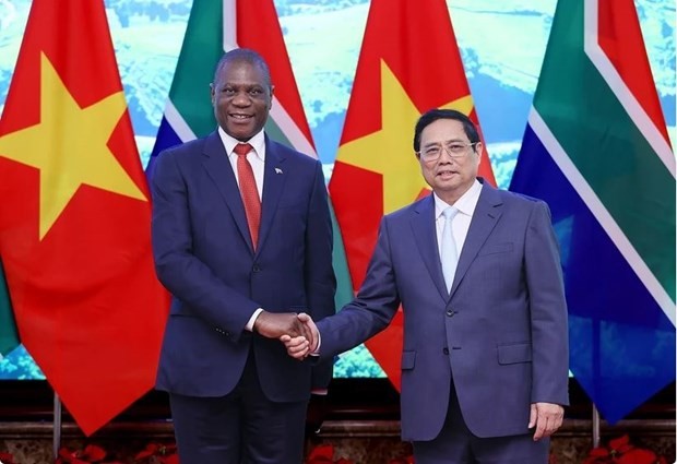 Le Premier ministre Pham Minh Chinh (à droite) serre la main du Vice-Président sud-africain, Paul Mashatile, à Hanoi, le 14 décembre. Photo : VNA.