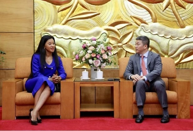 Phan Anh Son, président de l'Union des organisations d'amitié du Vietnam (droite) et Mme Humile Mashatile, épouse du vice-président sud-africain Paul Mashatile. Photo : VNA 