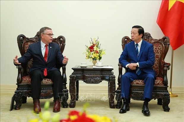 Le Vice-Premier ministre Trân Hông Hà (à droite) et le vice-président senior du groupe Dell, Robert McIntosh, à Hanoi, le 14 décembre. Photo : VNA.