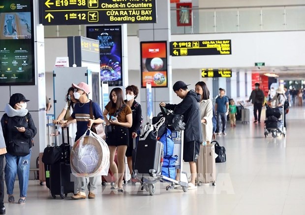 Passagers à l'aéroport international de Nôi Bài, à Hanoi. Photo : VNA.