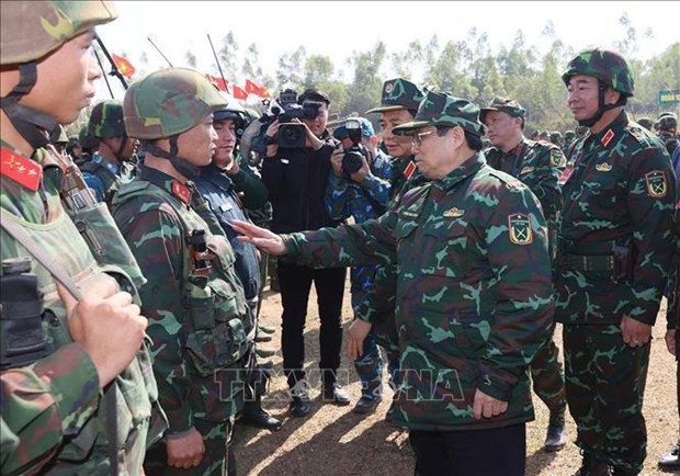Le Premier ministre assiste à un exercice tactique militaire de tir réel du 12e corps d'armée. Photo : VNA.