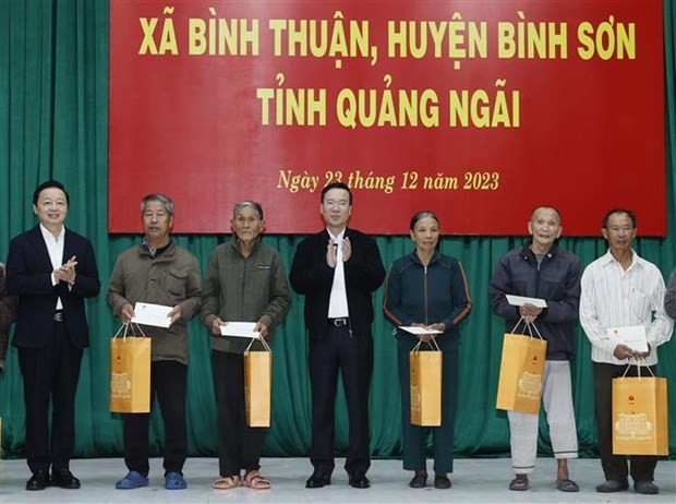 Le Président du Vietnam, Vo Van Thuong (au milieu), remet des cadeaux à des familles de personnes méritantes et des ménages particulièrement défavorisés dans la commune de Binh Thuân. Photo : VNA. 