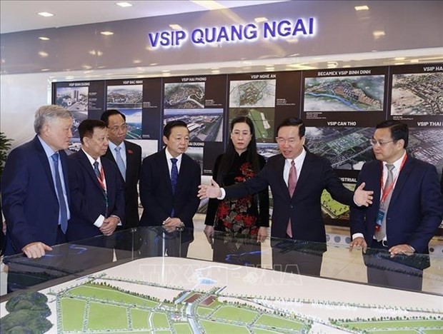 Le Président Vo Van Thuong (2e, de droite à gauche) lors d'une exposition à l'occasion du 10e anniversaire du VSIP Quang Ngai. Photo : VNA.