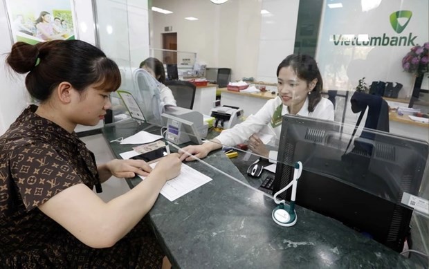 Une cliente à Vietcombank Hanoï. Photo : VNA.