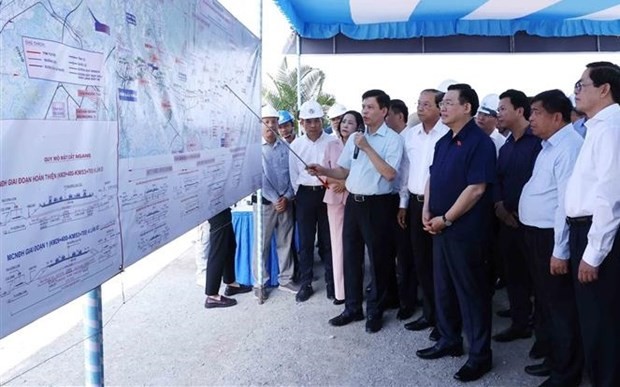 Le Président de l'Assemblée nationale Vuong Dinh Huê inspecte la phase 3 de l'autoroute de Biên Hoa - Vung Tàu dans le chef-lieu de Phu My. Photo : VNA.