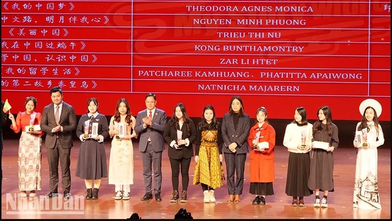 Lors de la cérémonie de remise des prix du concours de création de courtes vidéos sur des histoires en chinois ayant pour thème « Moi et la Chine ». Photo: NDEL