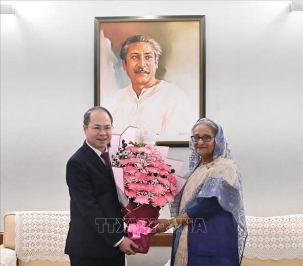 L'ambassadeur du Vietnam au Bangladesh, Nguyên Manh Cuong et la Première ministre Cheikh Hasina. Photo : VNA.