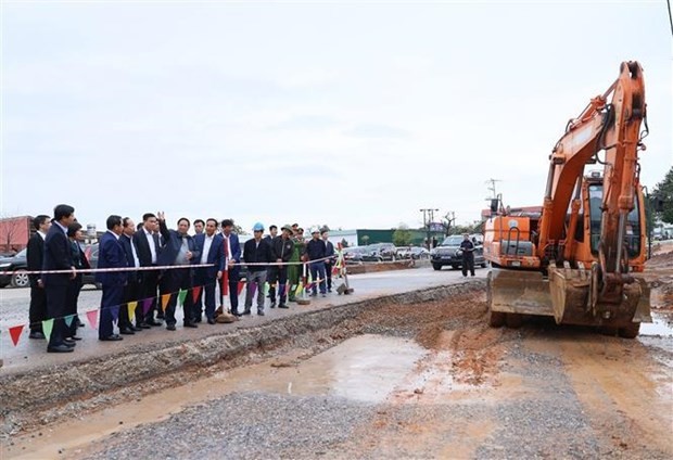 Le Premier ministre Pham Minh Chinh inspecte des ouvrages clés de Hai Duong. Photo : VNA.