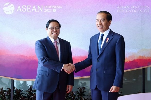 Le Premier ministre vietnamien, Pham Minh Chinh (à gauche) rencontre le Président indonésien, Joko Widodo, lors du 42e Sommet de l'ASEAN. Photo : VNA.