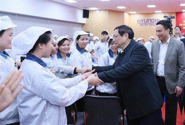 Le Premier ministre Pham Minh Chinh visite et formule ses vœux à l'occasion Nouvel An lunaire à des ouvriers, à Hai Duong, le 10 janvier. Photo : VNA.