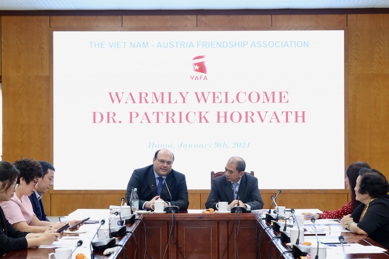 Lors de la rencontre entre les responsables de l’Association d’amitié Vietnam-Autriche et Dr Patrick Horvath, secrétaire général de la Foundation for Scientific Economic Policy (WIWIPOL). Photo: thoidai