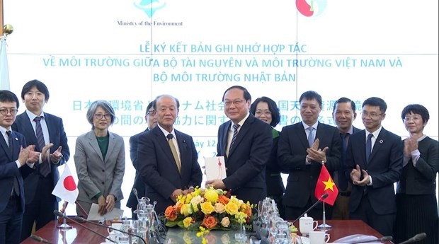 Cérémonie de signature du protocole d'accord de coopération dans le domaine de l'environnement entre le Vietnam et le Japon. Photo : VNA.