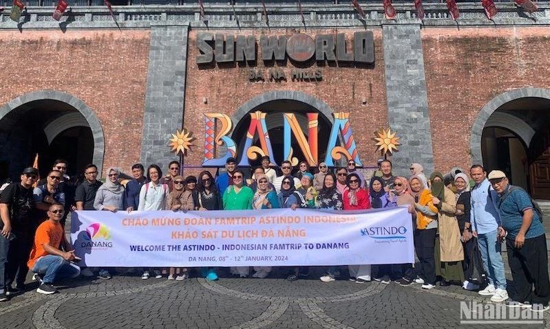 La délégation Famtrip d’Indonésie est venue enquêter sur les destinations touristiques célèbres de Da Nang, du 8 au 12 janvier. Photo: NDEL