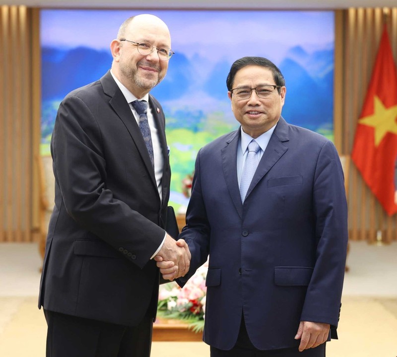 Le Premier ministre Pham Minh Chinh (à droite) reçoit l'ambassadeur de Suisse au Vietnam Thomas Gass en avril 2023. Photo : 2023