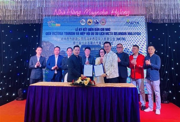 La société vietnamienne Victoria Tourism et MCTA Selangor signent un protocole d'accord, établissant une coopération à long terme pour promouvoir les destinations touristiques de Quang Ninh. Photo: VNA