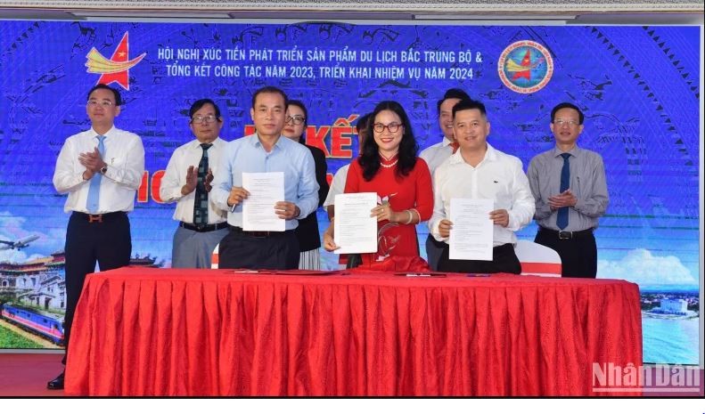 Le Club des jeunes hommes d’affaires touristiques du Vietnam signe des accords de coopération au développement avec des localités du pays. Photo: NDEL