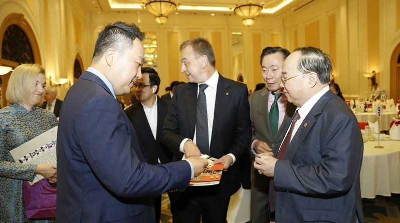 Le Dr Nguyen Hong Son, président de VACOD et de HBA, et les invités. Photo: NDEL