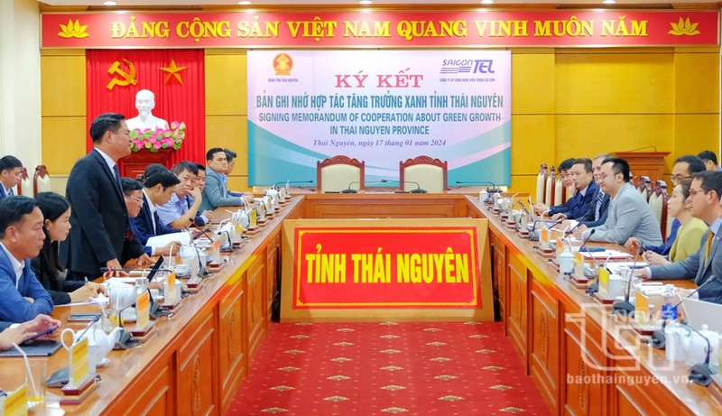 Lors de la cérémonie de signature du protocole d'accord sur leur coopération en matière de croissance verte entre le Comité populaire de la province de Thai Nguyên et Saigontel. Photo: CT