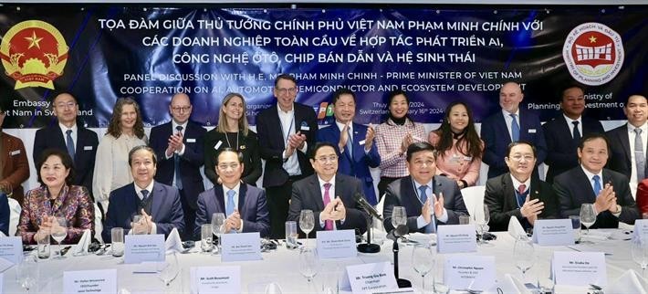 Lors de la rencontre entre le Premier ministre vietnamien Pham Minh Chinh et des entreprises étrangères sur la coopération dans le développement de l'IA, de la technologie automobile, des puces semi-conductrices et des écosystèmes, qui a lieu à Davos, en Suisse, le 16 janvier. Photo: icd.gov.vn