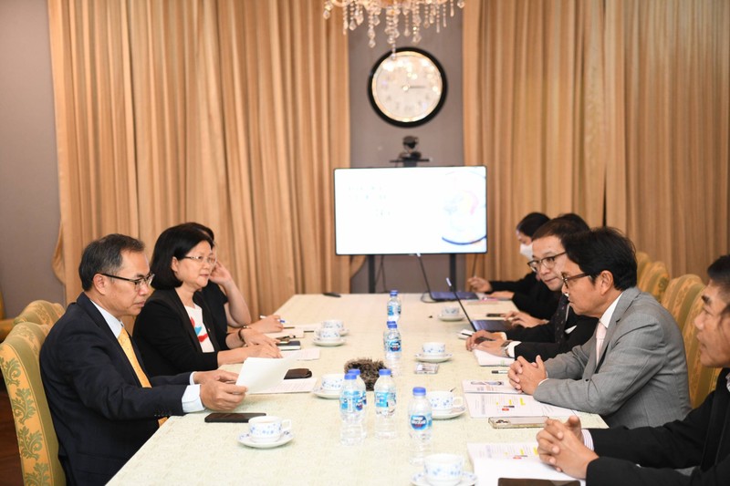 Lors de la rencontre entre l’ambassadeur vietnamien en Thaïlande, Phan Chi Thanh, et le conseiller du ministre du Tourisme et des Sports de Thaïlande, Tanes Petsuwan. Photo: baoquocte.vn