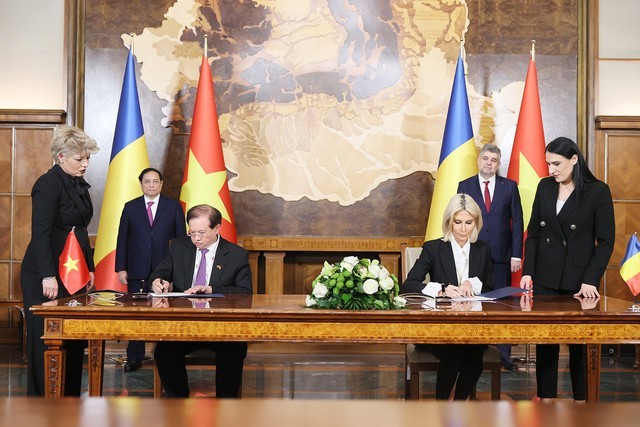La cérémonie de signature a eu lieu en présence du Premier ministre Pham Minh Chinh et de son homologue roumain Ion-Marcel Ciolacu. Photo: toquoc.vn