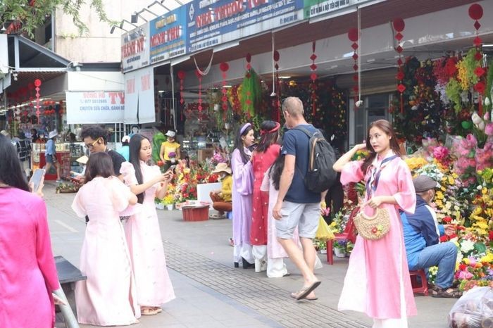 le marché Dong Ba, le marché traditionnel le plus célèbre de Huê, est devenu un point de « check-in » pour les jeunes qui adorent prendre des selfies. Photo: TT&CS