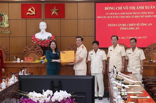 La vice-présidente Vo Thi Anh Xuan offre des cadeaux aux forces de police de Long An. Photo: VNA