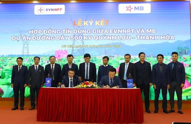 Les représentants d'EVNNPT et de MB signent un contrat de crédit le 26 janvier. Photo : VNA.