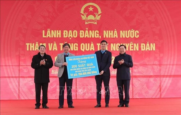  Le vice-président de l’Assemblée nationale Nguyên Duc Hai remet symboliquement 200 cadeaux de Têt aux représentants de la Confédération du travail de la province de Bac Giang. Photo : VNA