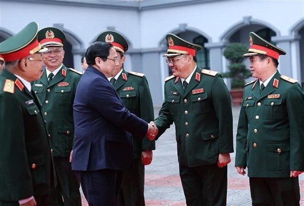 Le PM Pham Minh Chinh formule ses vœux du Têt aux forces de renseignement de la défense. Photo : VNA