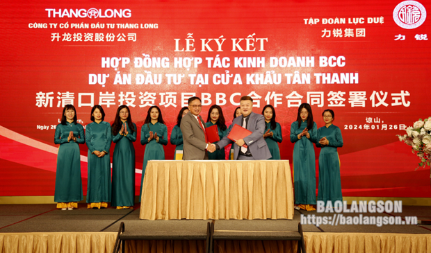 Signature du contrat de coopération entre la compagnie par actions d’investissement Thang Long et le groupe chinois Lirui, à Lang Son, le 26 janvier. Photo : baolangson.vn
