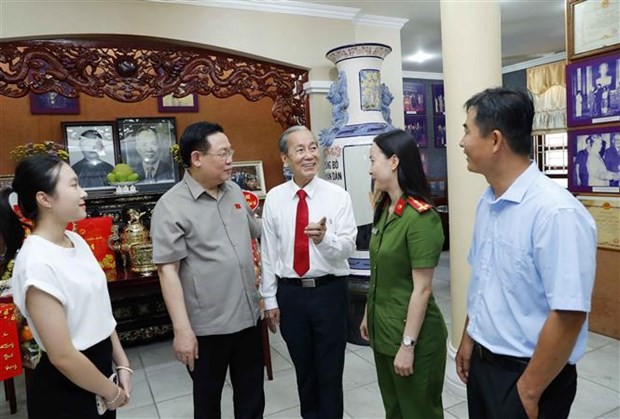 Le président de l'Assemblée nationale Vuong Dinh Hue rencontre la famille de feu le président de l’AN Nguyen Huu Tho. Photo: VNA