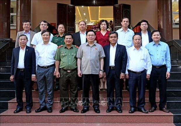 Le Président de l’Assemblée nationale, Vuong Dinh Huê (1er rang, au centre) pose avec les membres de la permanence du Comité provincial du Parti que Gia Lai. Photo : VNA.