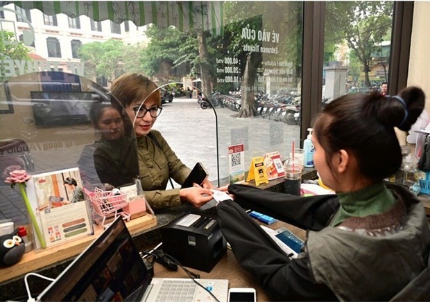 Une femme achète des billets électroniques au guichet du Musée des Beaux-Arts du Vietnam. Photo : Centre d'informations touristiques
