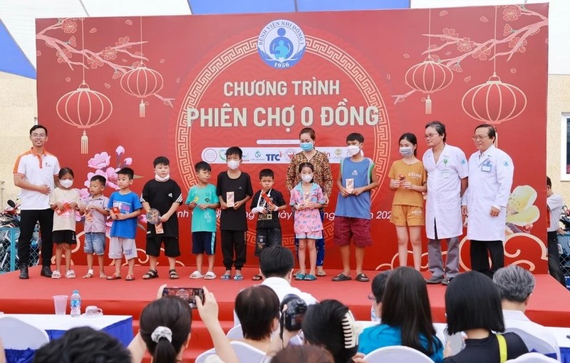 Remise des "lì xì" aux patients pédiatriques à l'Hôpital pédiatrique No1 (Photo: VNA) 