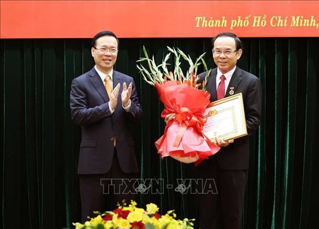 Le président Vo Van Thuong remet l'Insigne des "45 ans de membre du Parti" à Nguyen Van Nen (à droite). Photo: VNA