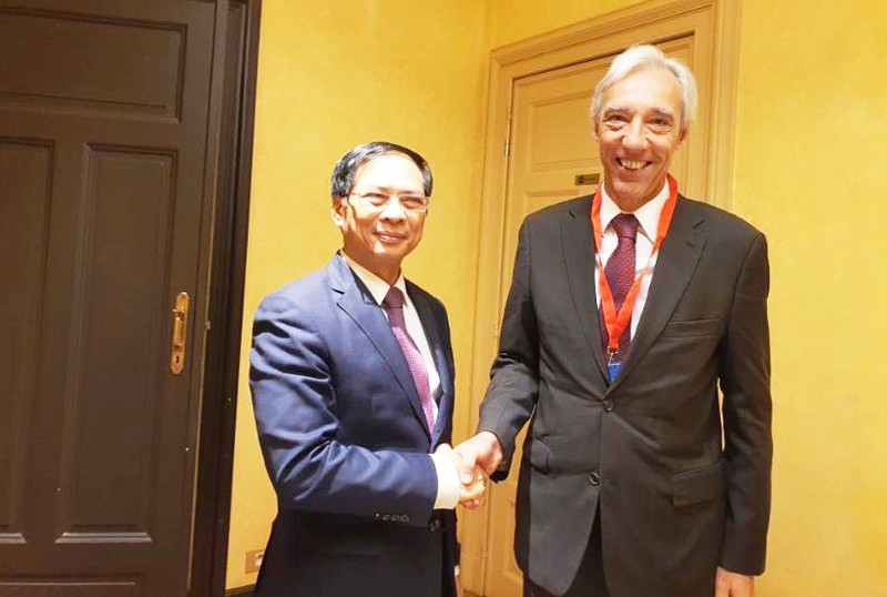 Le ministre vietnamien des Affaires étrangères, Bui Thanh Son (à gauche), et son homologue portugais, João Gomes Cravinho. Photo : baoquocte