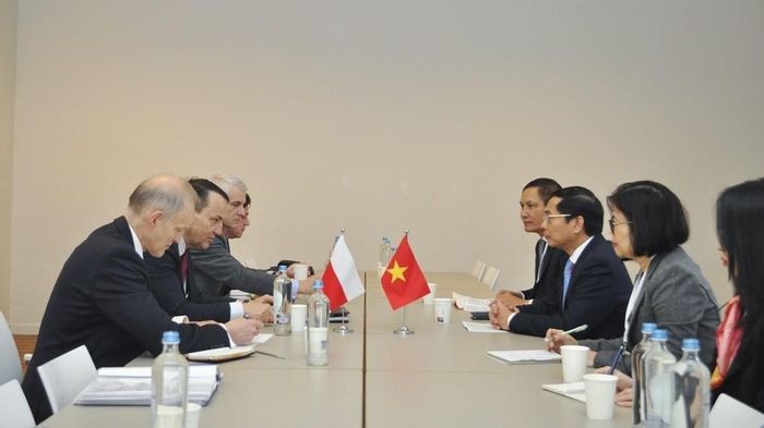 Lors de la rencontre entre le ministre vietnamien des Affaires étrangères, Bui Thanh Son, et son homologue polonais, Radoslaw Sikorski. Photo: baoquocte