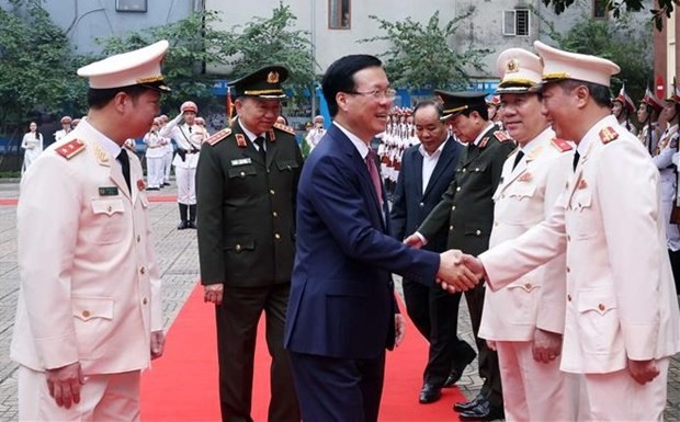 Le Président Vo Van Thuong rend visite au commandement de la garde. Photo : VNA.